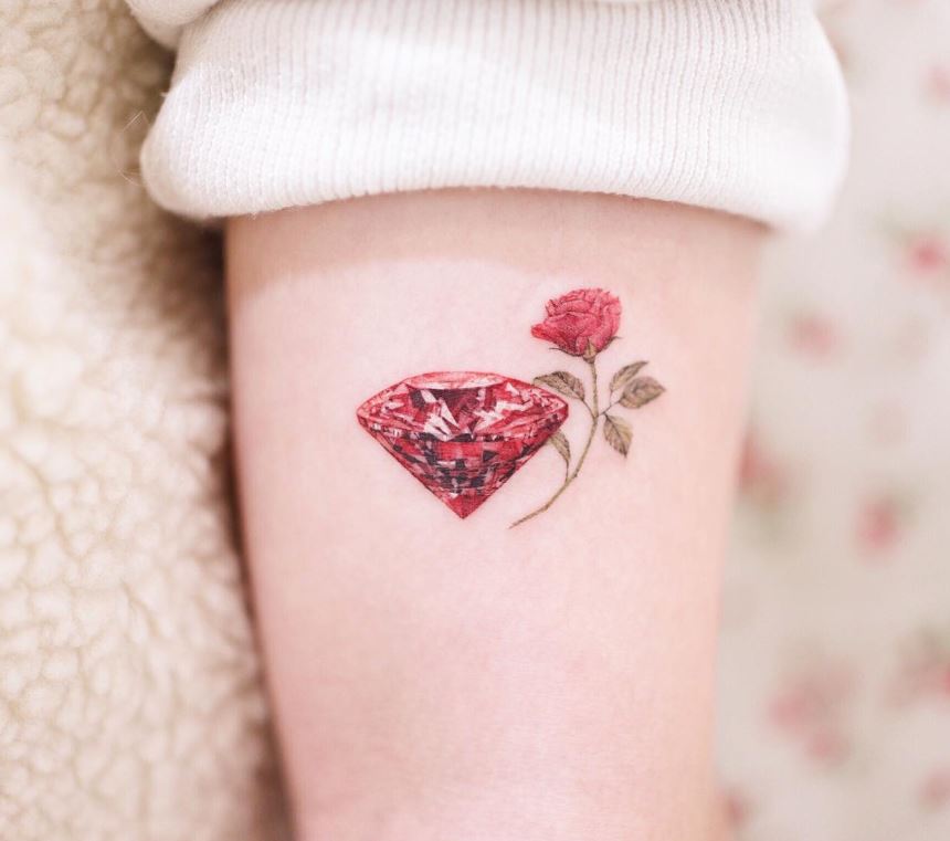 Tatouage Diamant Et Rose Rouge 