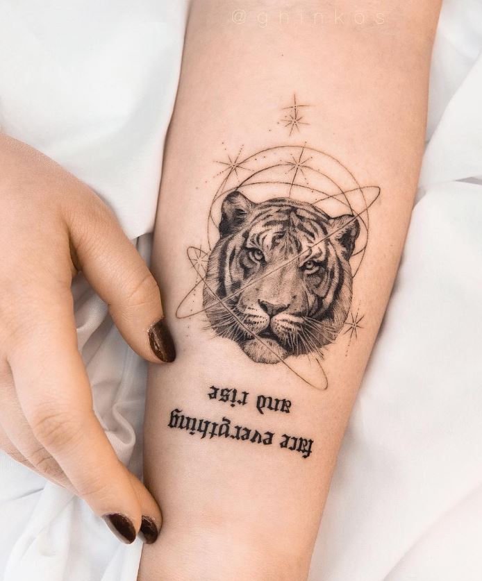  Tatouage Tête De Tigre Avec Constellation 
