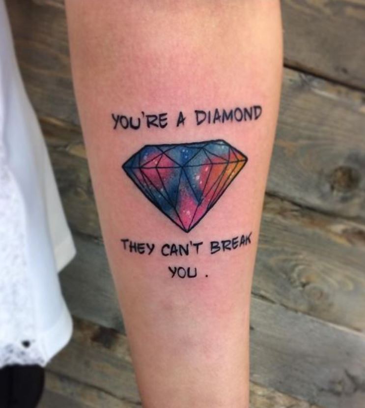 Tatouage Diamant Multicolore Et Phrase 