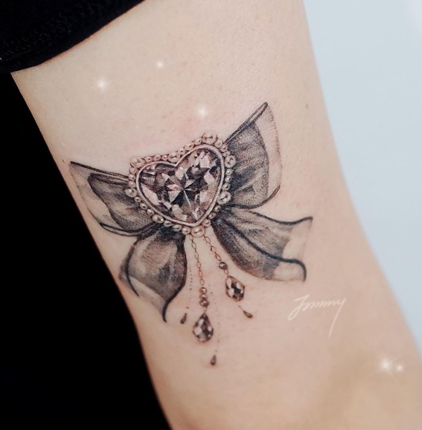 Tatouage Cœur De Diamant Et Nœud 