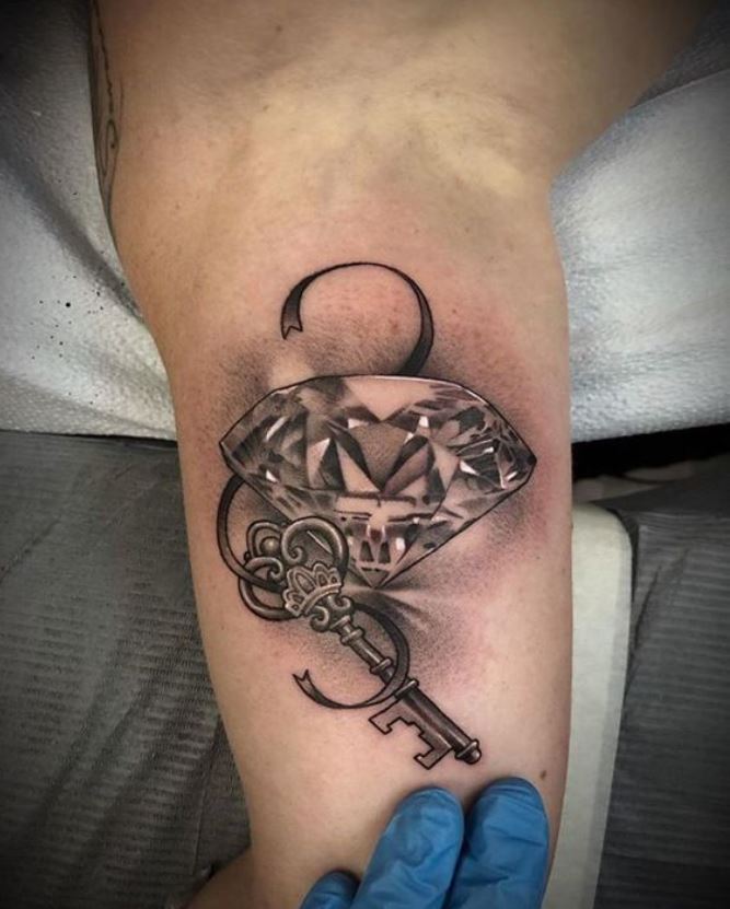 Tatouage Diamant Et Clé