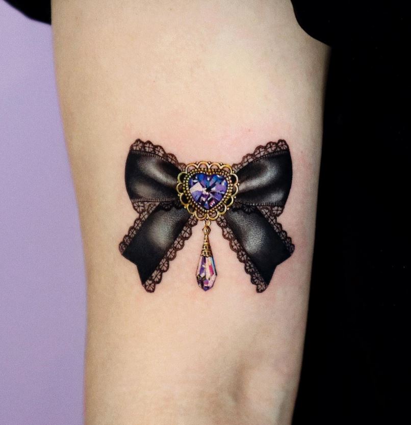 Tatouage Diamant Bleu Et Nœud Noir 