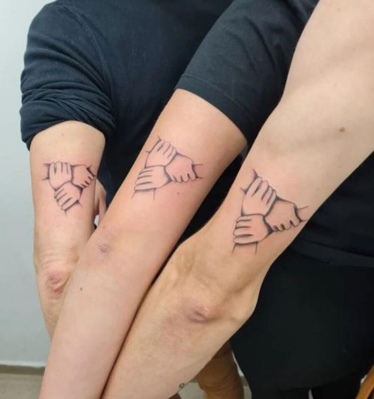 Tatouage Frère Et Sœur Main Dans La Main 