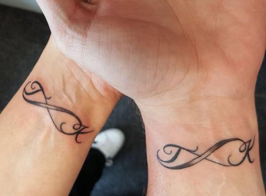 Tatouage Frère Et Sœur Infini à Initiales 