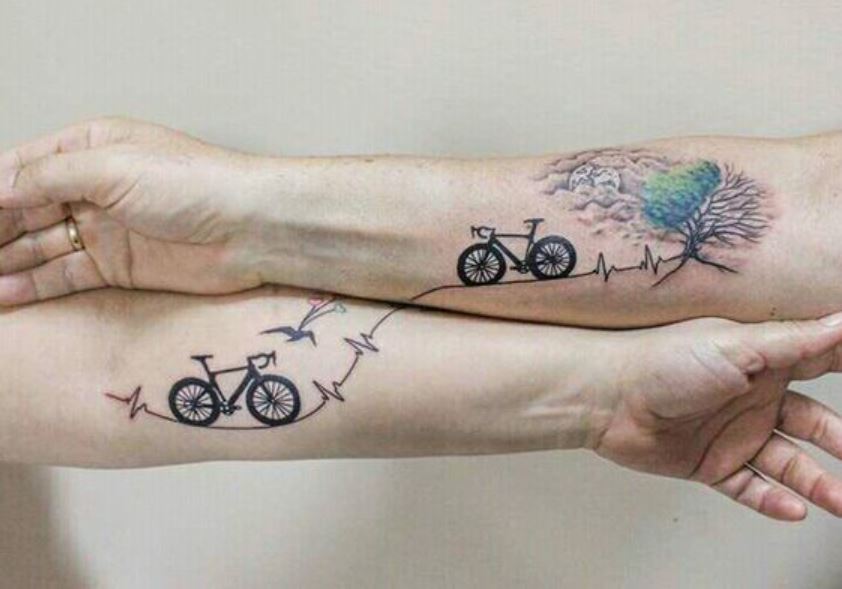 Tatouage Frère Et Sœur Vélos Dans La Nature 