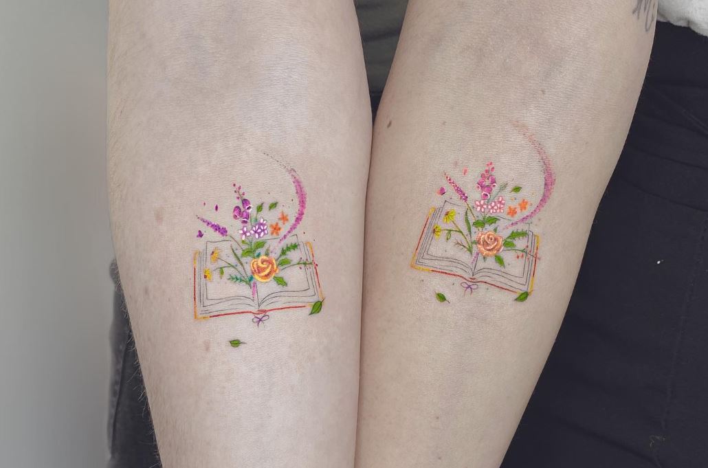 Tatouage Meilleure Amie Fleurs Et Livre 