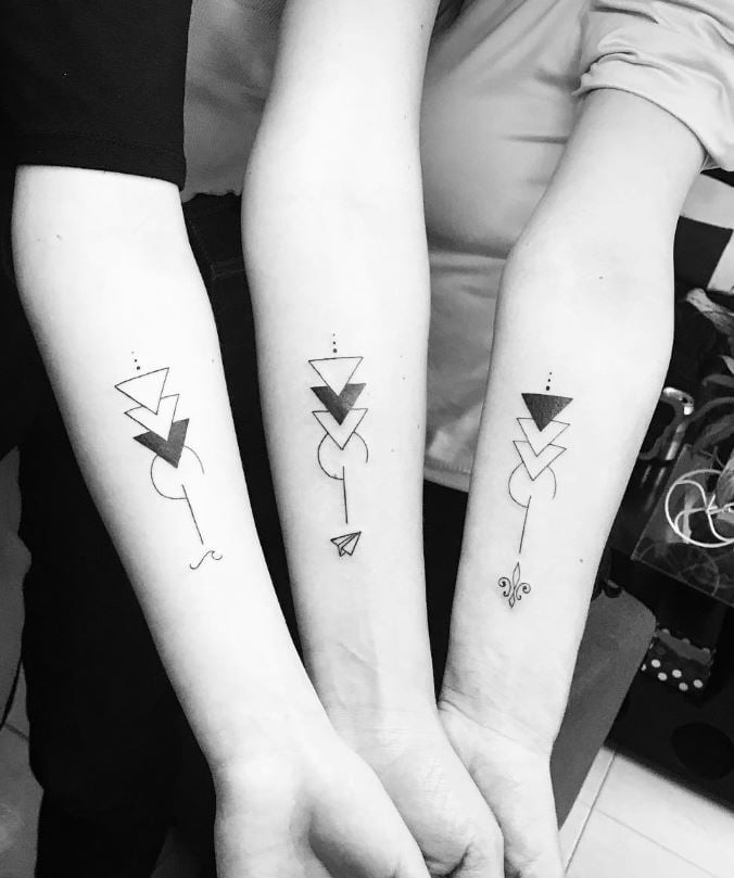 Tatouage Géométrique Stylisé Entre Meilleures Amies 