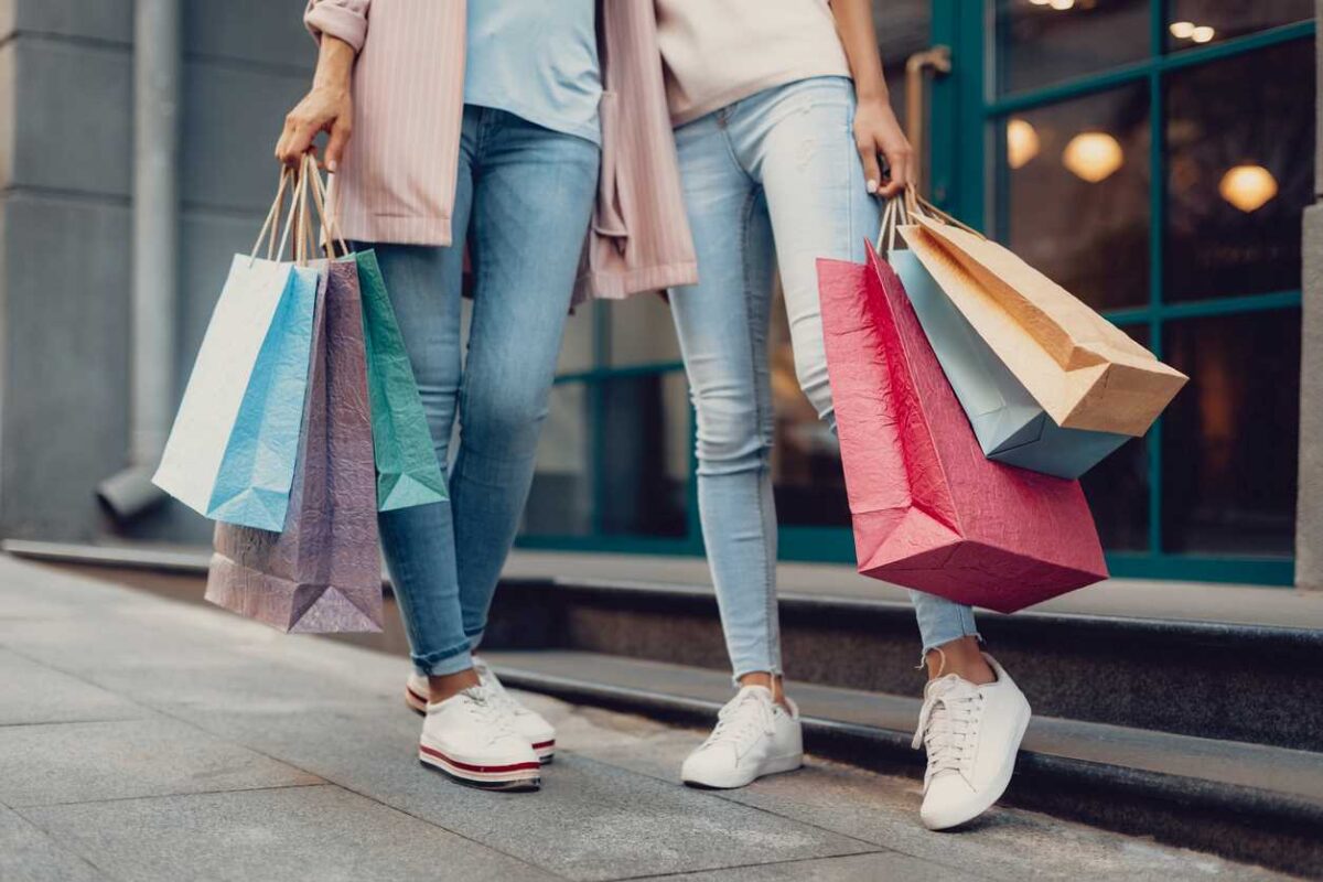 Femmes Avec Sacs De Shopping