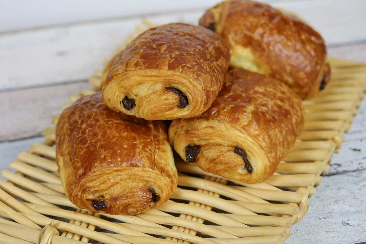 Pain au chocolat dans un panier