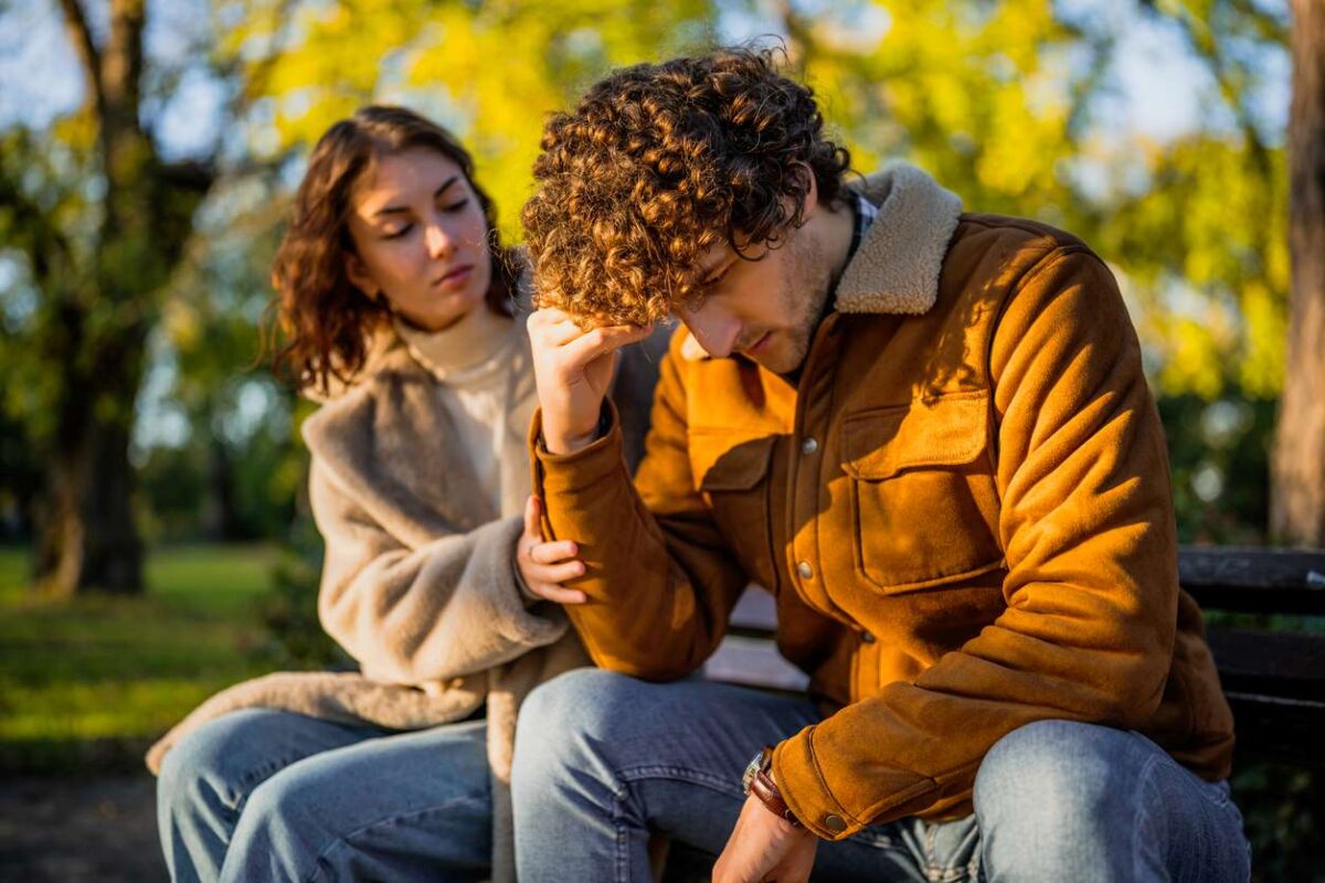 couple en pleine discussion sur une rupture dans le parc