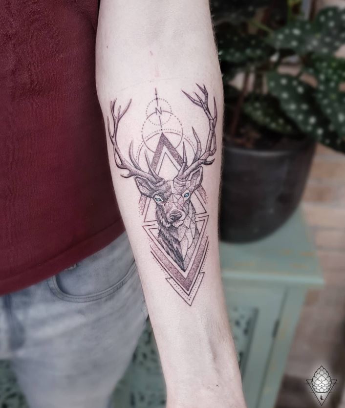 Tatouage Cerf Géométrique Aux Yeux Bleus