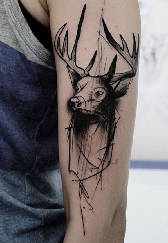 Tatouage Cerf Abstrait Sur Le Bras 