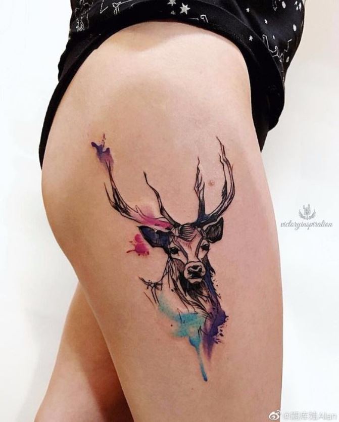 Tatouage Cerf Abstrait Sur La Cuisse