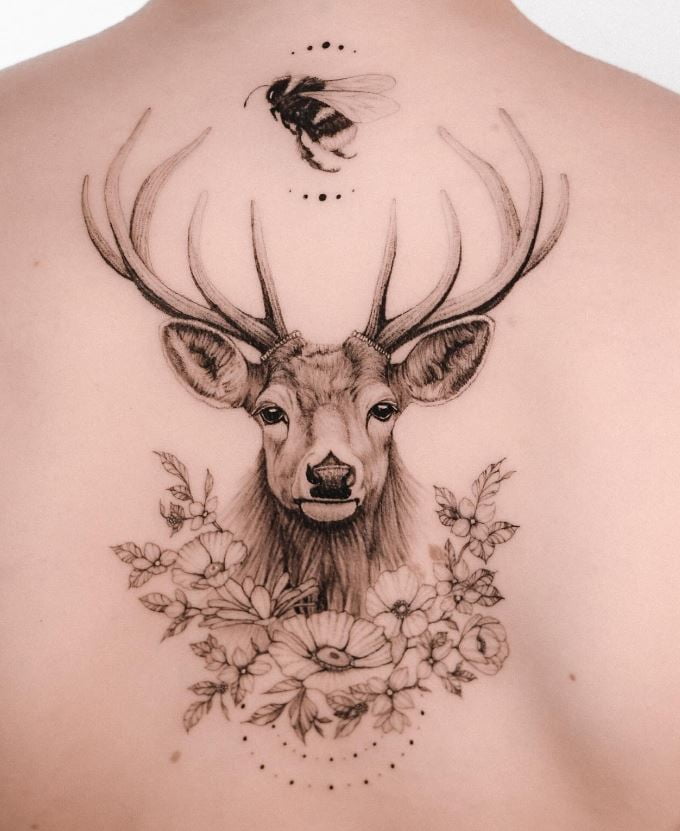 Tatouage Cerf Floral Et Abeille 