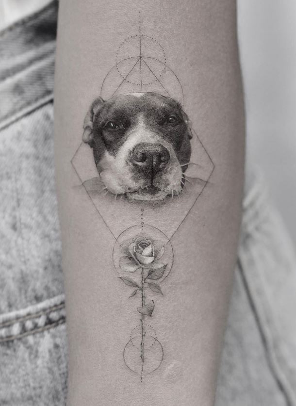 Tatouage Tête De Chien Et Rose Géométrique 