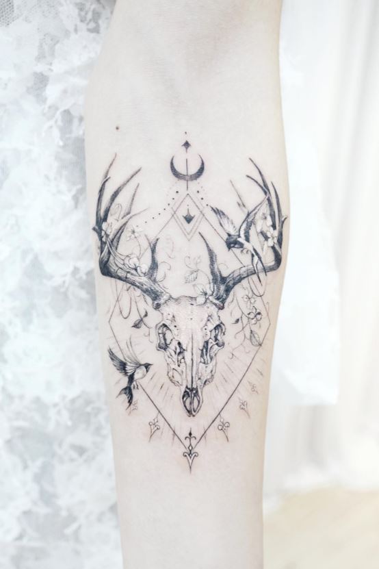 Tatouage Crâne De Cerf Et Hirondelles 