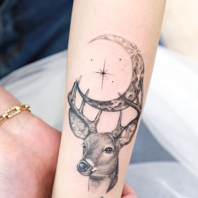 Tatouage Cerf Avec étoile Et Croissant De Lune 