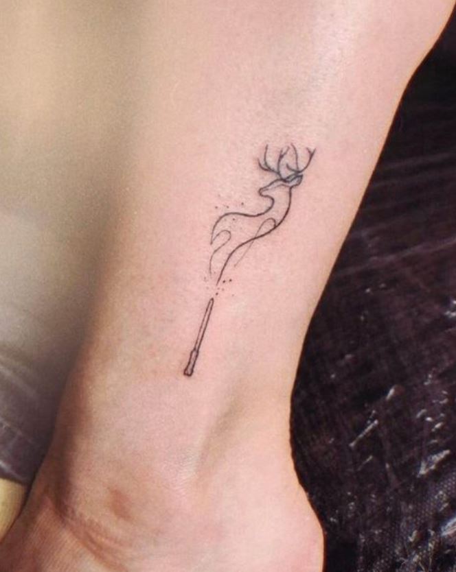 Tatouage Discret Cerf Et Baguette 