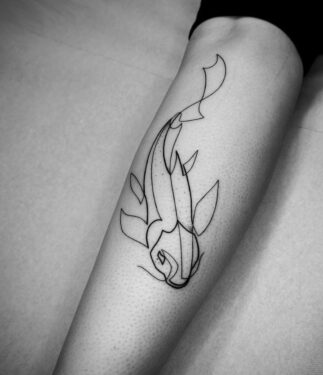 Tatouage Carpe Koi Minimaliste