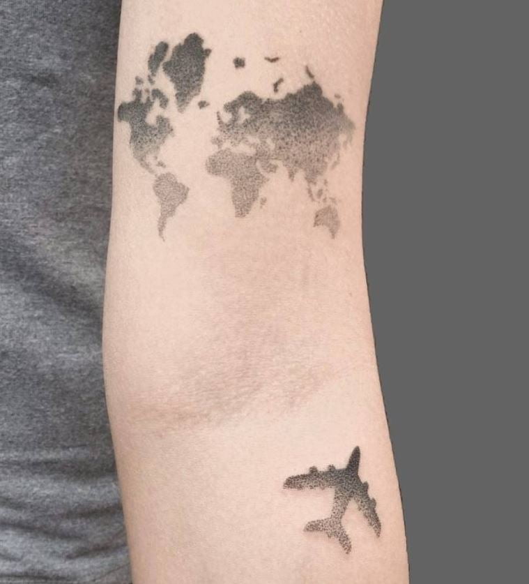 Tatouage Voyage Avion Et Planisphère Gris 