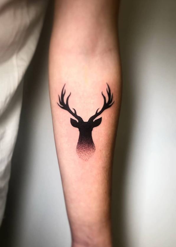 Tatouage Cerf Noir à L'estompe 