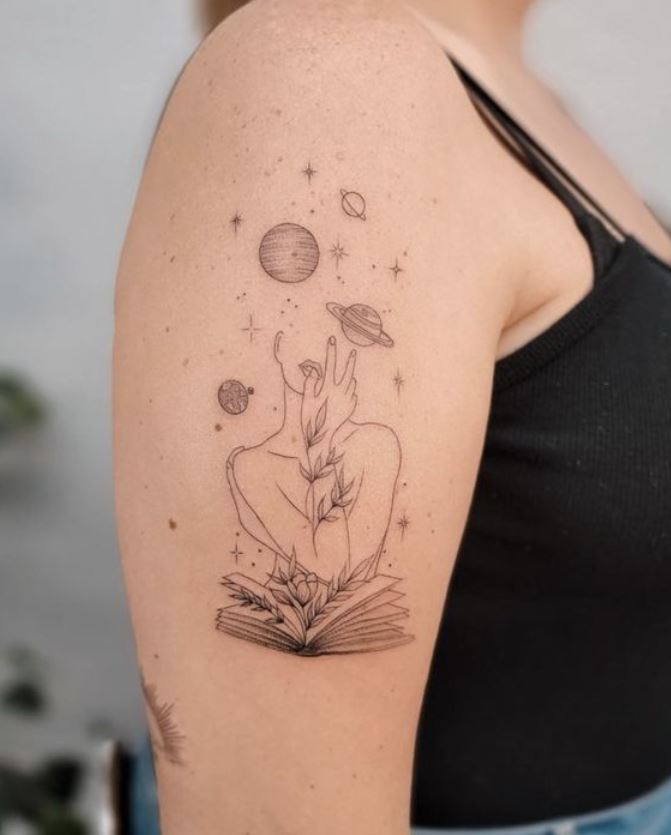 Tatouage Symbole De Force Féminine Silhouette Astrale Et Livre 