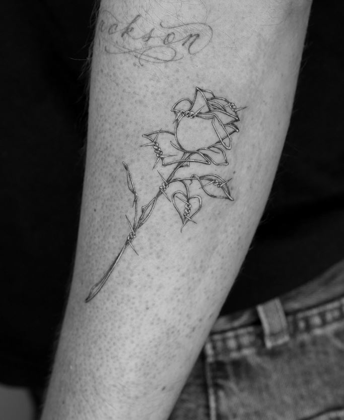 Tatouage Avant Bras Homme Rose En Barbelé 