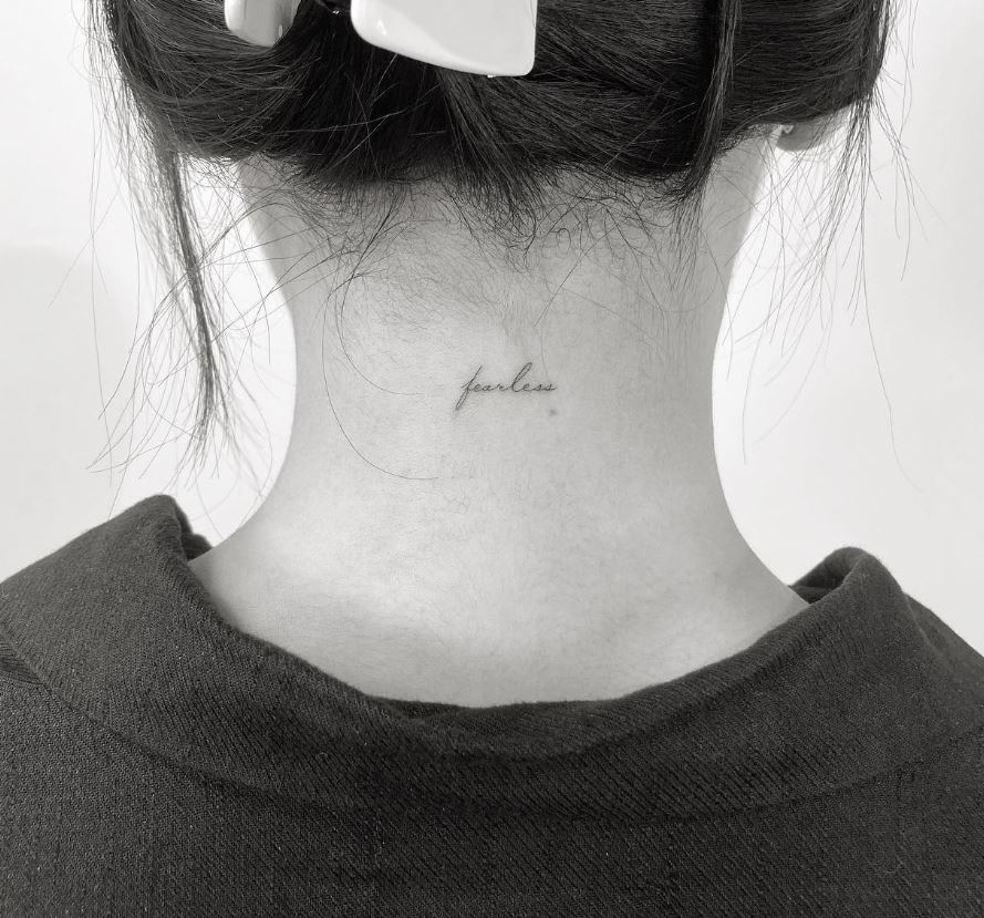 Tatouage Symbole De Force Féminine Lettrage Discret