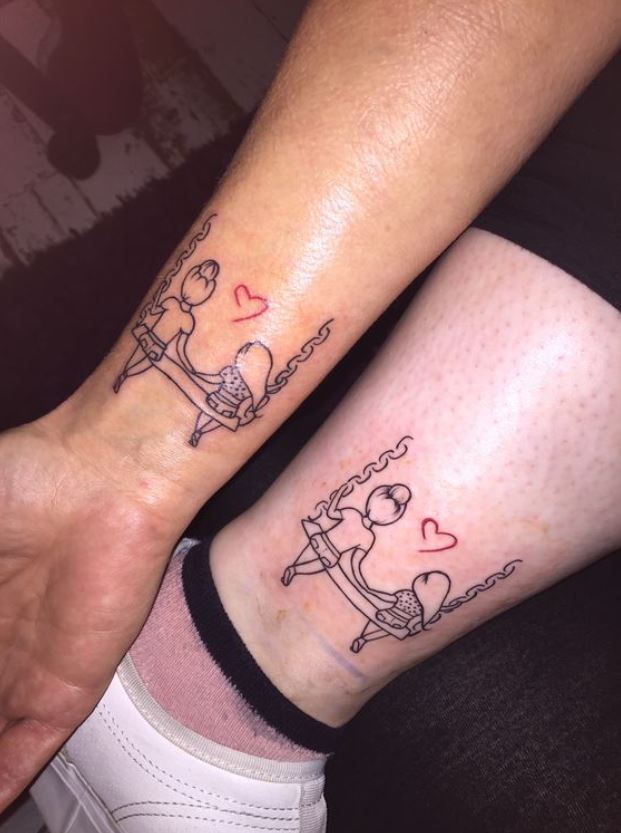 Tatouage Mère Et Fille Sur Balançoire 