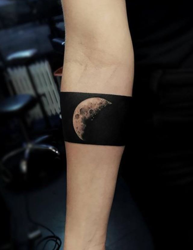 Tatouage Brassard Lunaire Pour Homme 