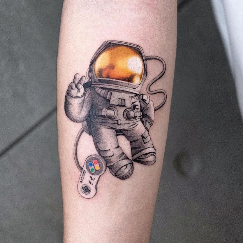 Tatouage Avant Bras Homme Manette Et Astronaute 