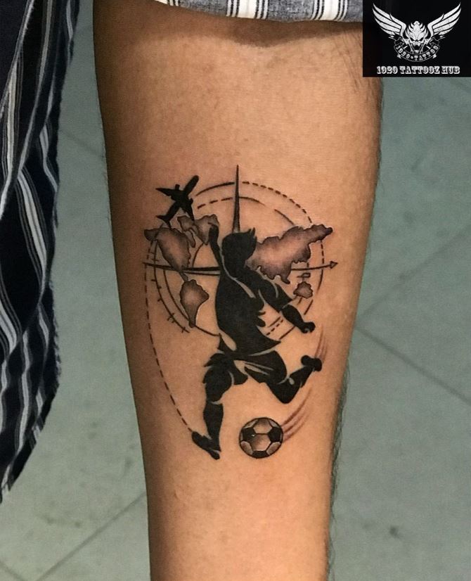 Tatouage Football Et Voyage Pour Homme Sur L'avant Bras 