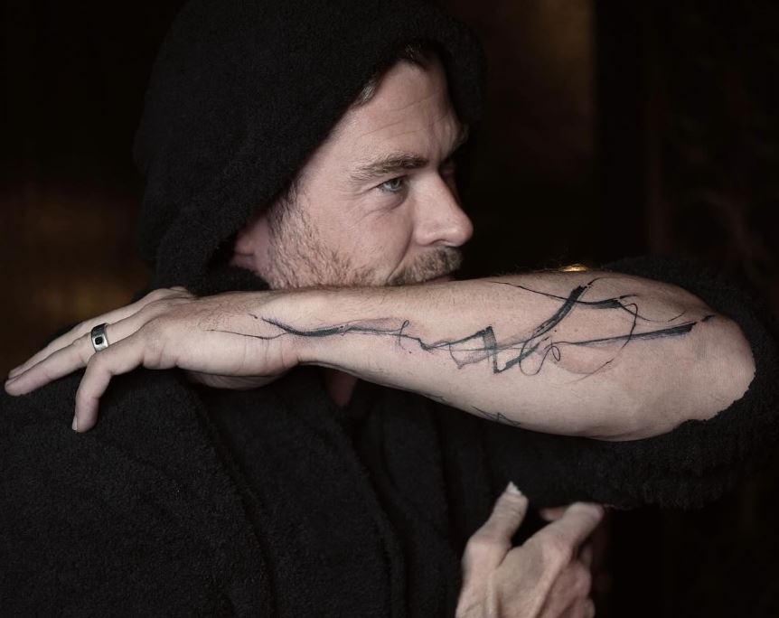 Tatouage Abstrait De Chris Hemsworth Sur L'avant Bras 