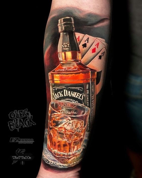 Tatouage Homme Carré D'as Et Whisky Sur L'avant Bras 