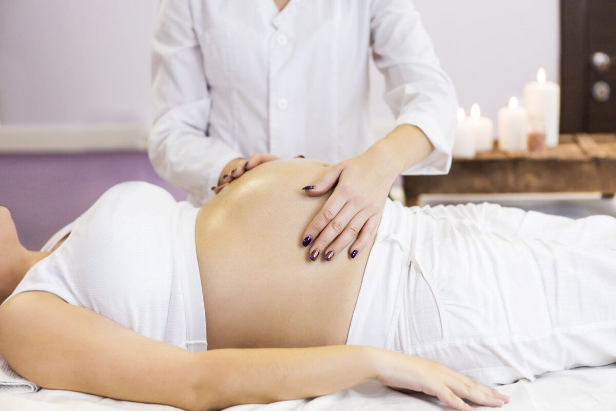 Femme Enceinte Recoit Un Massage Prenatal