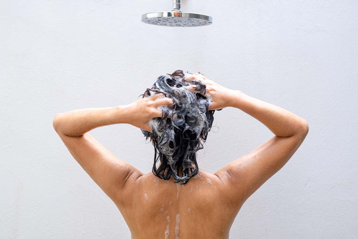 Femme Se Lavant Les Cheveux