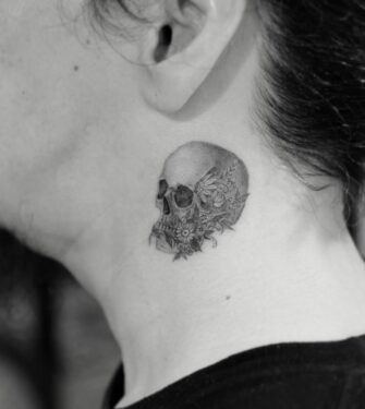 Tatouage Minimaliste Tête De Mort Florale