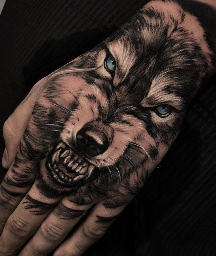 Tatouage Main Homme Loup Agressif 