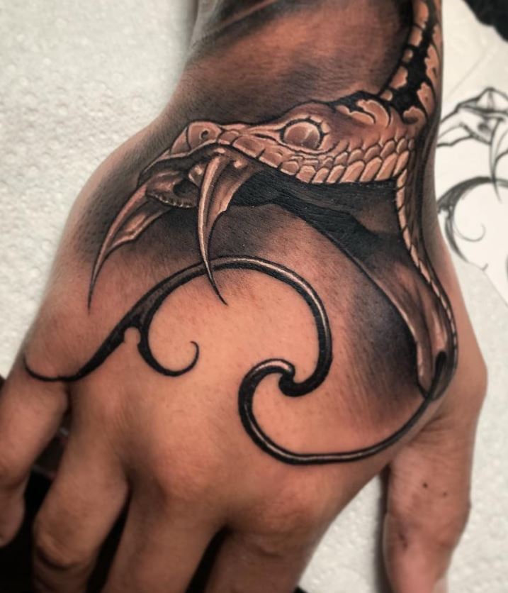 Tatouage Main Homme Agressivité Du Serpent 