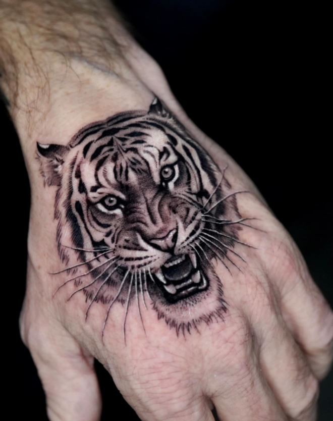 Tatouage Tête De Tigre Sur La Main Pour Homme 