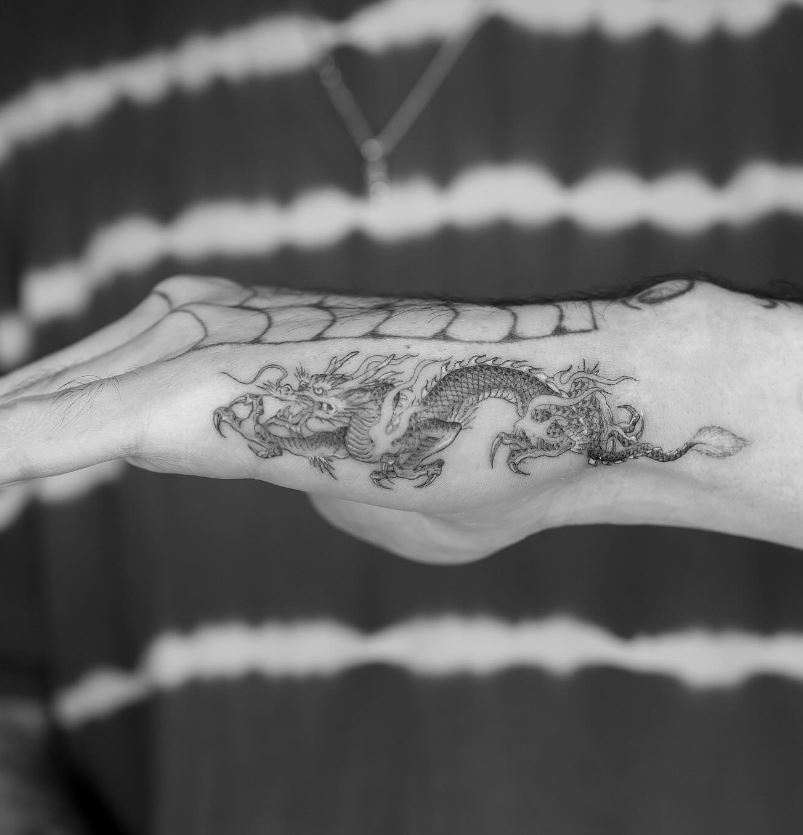 Tatouage Main Homme Dragon En Noir Et Gris 