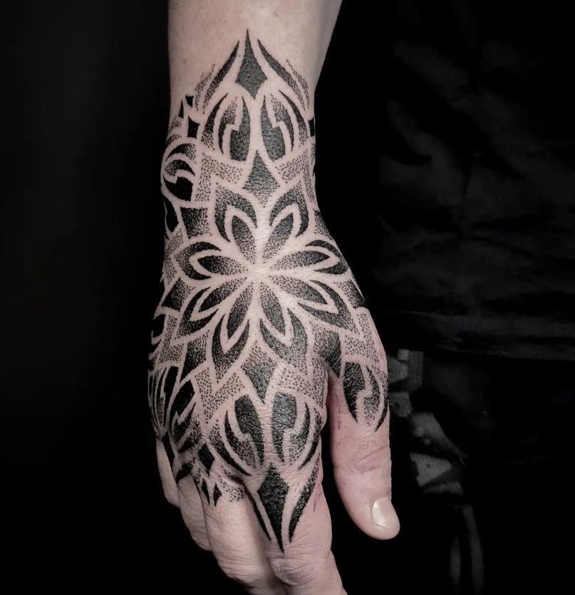 Tatouage Mandala Dotwork Main Homme 