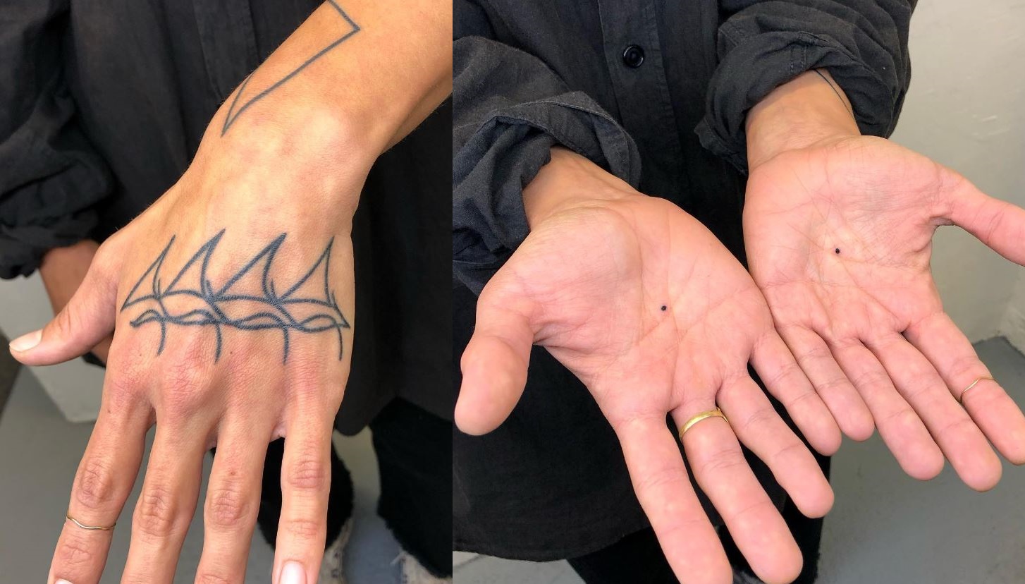 Tatouage Linéaire Et Dots Pour Homme Sur Les Mains 