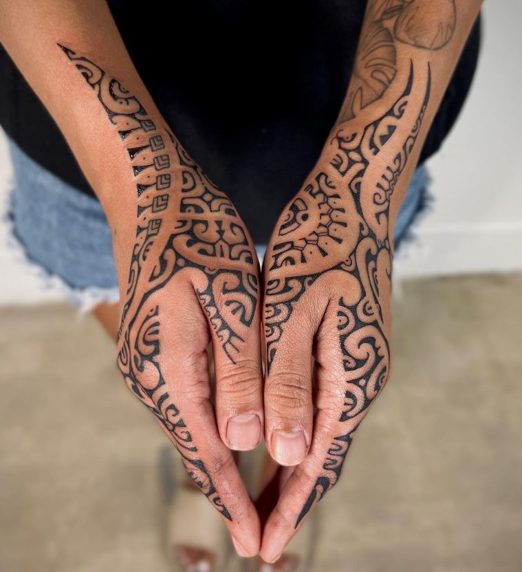 Tatouage Tribal Symétrique Homme Sur Les Mains 