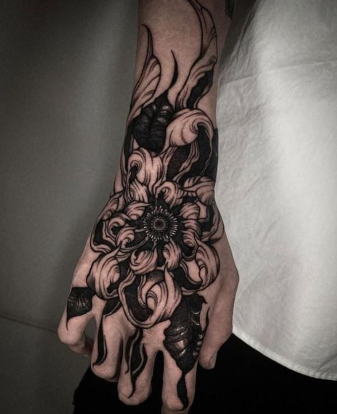 Tatouage Main Chrysanthème Et Feuilles Graphiques Pour Homme 