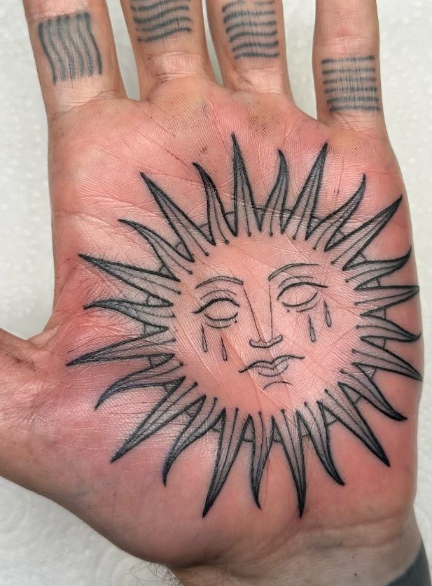 Tatouage Main Homme Larmes Du Soleil 