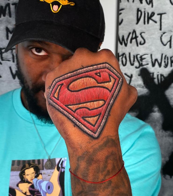 Tatouage De Logo Superman Sur Main Homme 