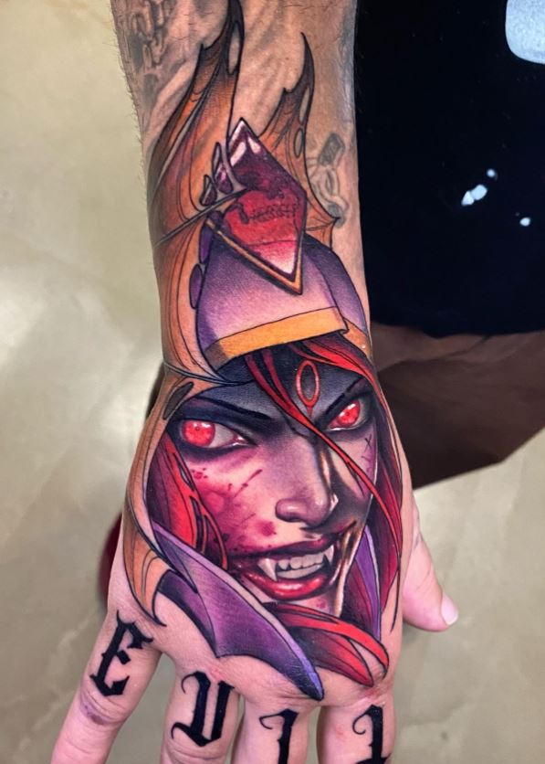 Tatouage De Vampirella Sur La Main D'un Homme © Instagram 