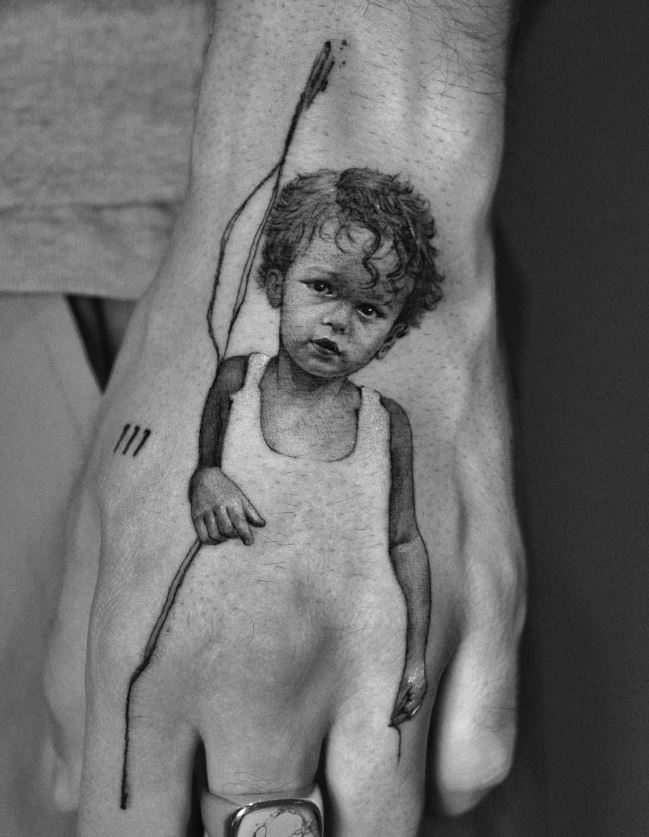 Tatouage Portrait D'enfant Sur Main Homme 