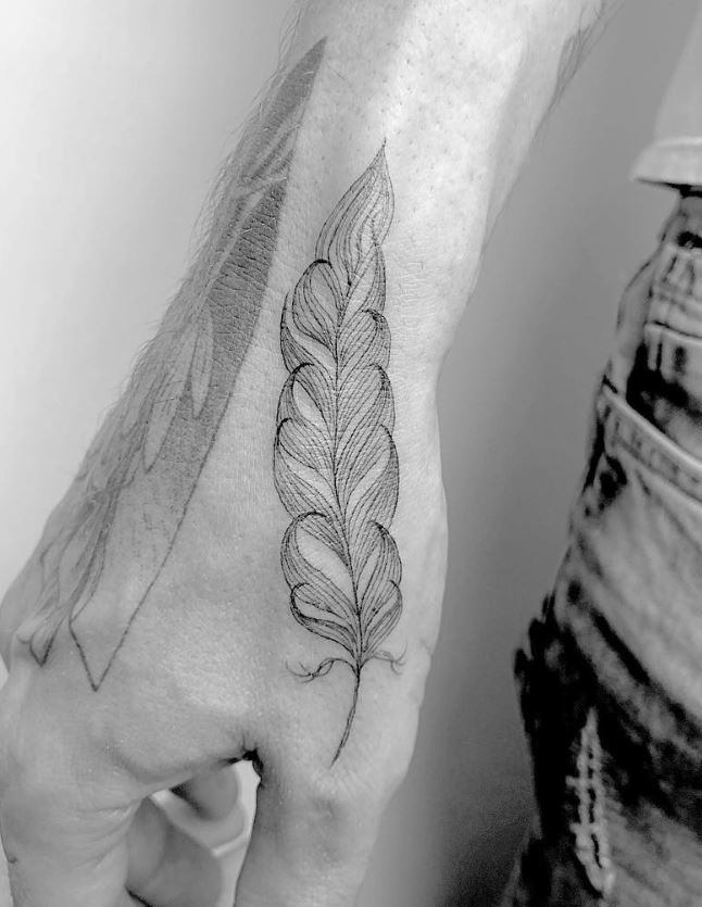 Tatouage Main Homme Plume Fine 